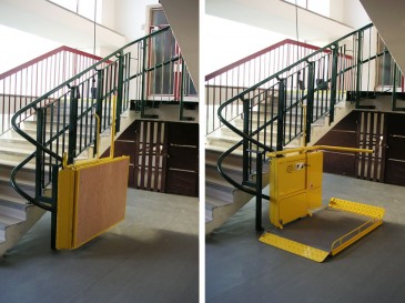 Sklopená a rozevřená schodišťová plošina na širokém schodišťovém rameni.