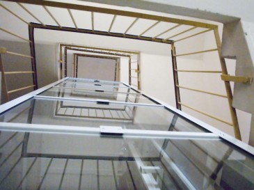 Pohled na umístění šachty v zrcadle schodiště.